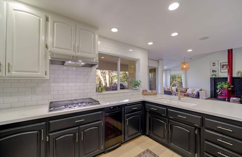 Sunset House | Aurora Treetop Chalet : luxury. hot tub. game room.