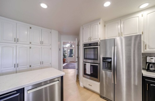 Sunset House | Aurora Treetop Chalet : luxury. hot tub. game room.