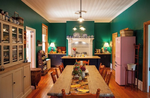 Ballarat East House | Aurum House: Heritage Style & Comfort for families, large groups, pet friendly