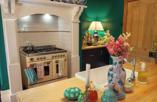 Ballarat East House | Aurum House: Heritage Style & Comfort for families, large groups, pet friendly