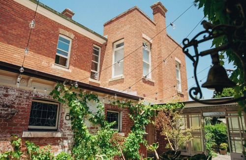 Ballarat East House | Aurum House: Heritage Style & Comfort for families, large groups, pet friendly