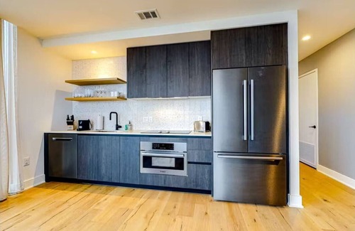 East Cesar Chavez Condo | Austin Downtown Condo - 1BR Lakeview 23rd-floor