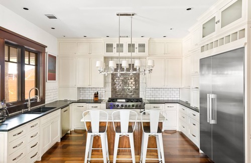 Swede Hill House | Austin Luxury Escape – 8 Bedrooms, Pool, Hot Tub, BBQ, & Steps from UT & Moody