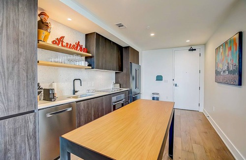 Rainey Street Historic District Condo | Austin Rainey St. corner condo - lake views & two balconies - pool & gym