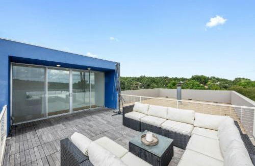 Westridge Estates House | Austin Timber Ridge Treehouse- Modern Multi Level Near Austin!