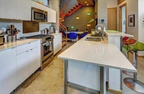 Dawson House | Austin Urban SoCo Modern Seconds frm Everything! Super host on Air B&B