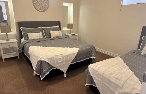 Dennington House | Austral Place 88 via Merri River