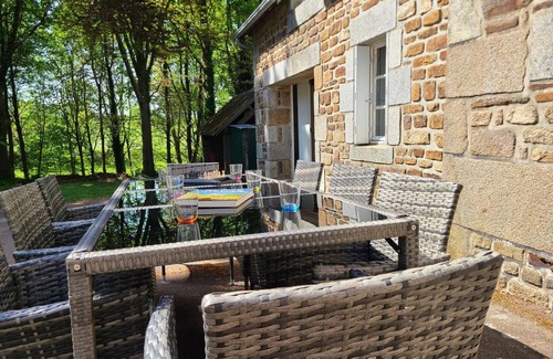 Saint-Laurent-de-Terregatte Cottage | Authentic home in nature near Mont-Saint-Michel, for 6 people