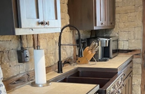 Granbury Cabin | Authentic 1800’s cabin getaway with modern day amenities