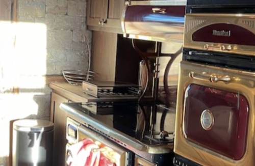 Granbury Cabin | Authentic 1800’s cabin getaway with modern day amenities