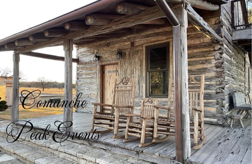 Granbury Cabin | Authentic 1800’s cabin getaway with modern day amenities