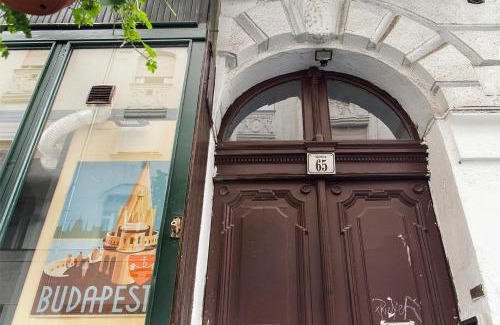 Erzsebetvaros Apartment | Authentic Akacfa Apartment
