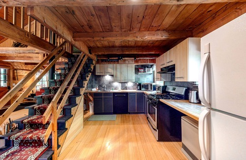 Stratton Mountain Cabin | Authentic and comfortable Vermont log cabin - secluded yet near attractions