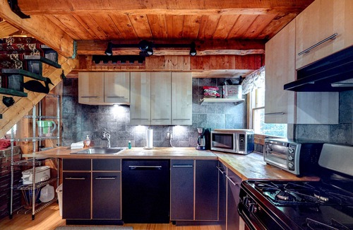 Stratton Mountain Cabin | Authentic and comfortable Vermont log cabin - secluded yet near attractions