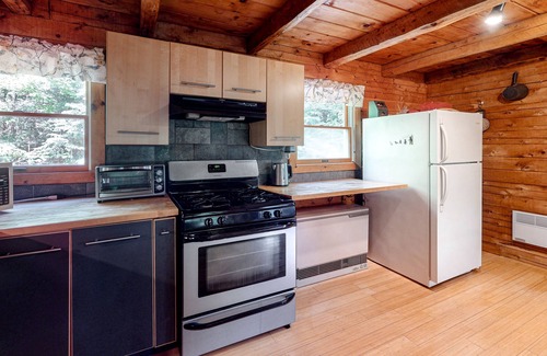 Stratton Mountain Cabin | Authentic and comfortable Vermont log cabin - secluded yet near attractions