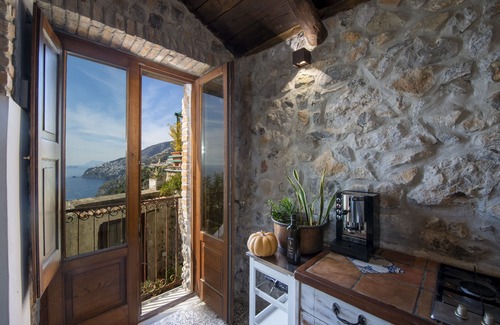 Conca dei Marini House | Authentic cottage with exposed beams and Vietri majolica