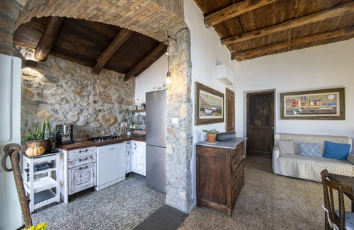 Conca dei Marini House | Authentic cottage with exposed beams and Vietri majolica