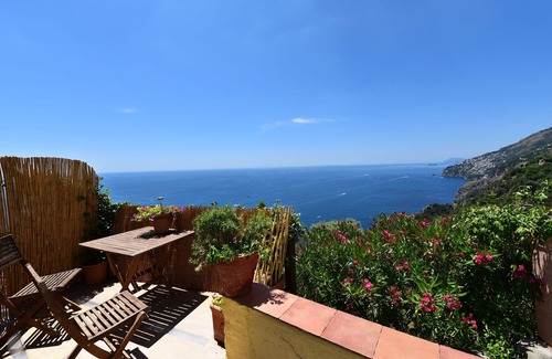 Conca dei Marini House | Authentic cottage with exposed beams and Vietri majolica