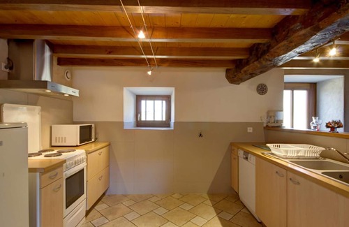 Panissieres Cottage | Authentic Cottage with Terrace and Pets Allowed