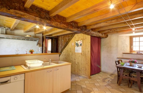 Panissieres Cottage | Authentic Cottage with Terrace and Pets Allowed