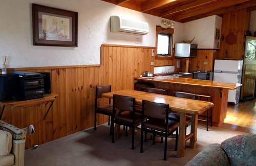 Towong Cottage | Authentic Country Escape – Timber Cottage 500m from the Upper Murray River