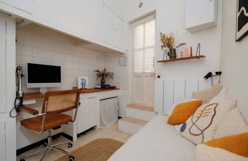 Saint-Lambert Apartment | Authentic Fisherman’s Cottage in Central Marseille - 5min from the beach!
