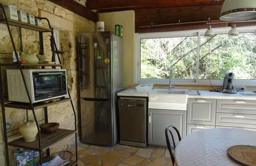 Pernes-les-Fontaines Ski Chalet | Authentic detached Provencal mazet with swimming pool