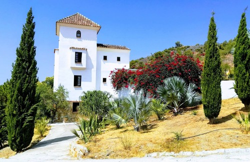 Alozaina House | Authentic house, within the castle walls of holiday park Finca el Moralejo