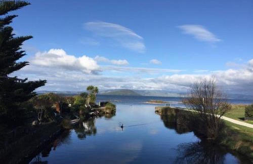 Ngongotaha House | Authentic Kiwi Lodge by the Lake