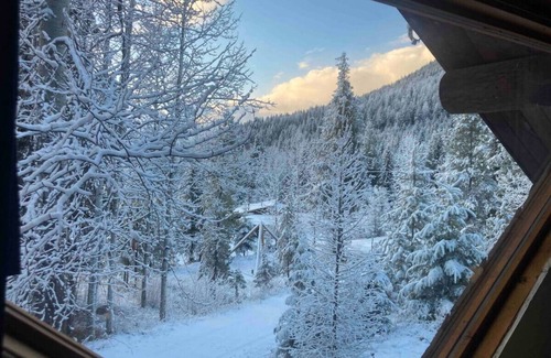 Central Okanagan Cabin | Authentic lofted log cabin with hot tub