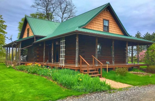 Youngstown Cabin | Authentic log cabin!