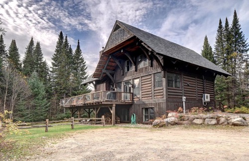 Lac Superieur Village Cottage | Authentic Log Home #053