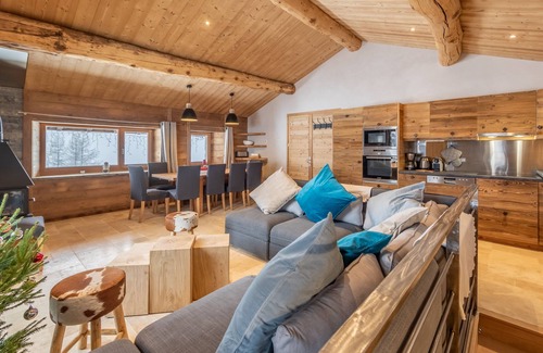 Arc-1600 Ski Chalet | Authentic renovated chalet on the slopes 5 min walk Arc 1600 4 ch 3 bath 12pers