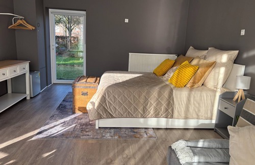 Lank-Latum Cabin | Authentic Travellers Suite