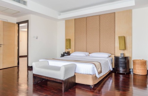 Samsen Nai Condo | Authentic Wooden 3BR near BTS Sanam Pao