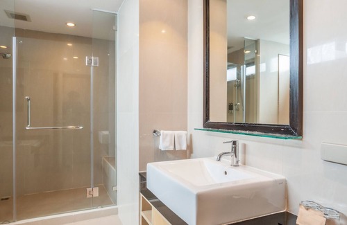 Samsen Nai Condo | Authentic Wooden 3BR near BTS Sanam Pao