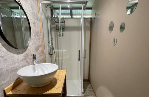 Hauru Apartment | Auti studio, direct access to the beach on Moorea, with A/C -WiFi - Netflix
