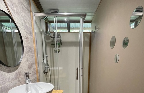 Hauru Apartment | Auti studio, direct access to the beach on Moorea, with A/C -WiFi - Netflix