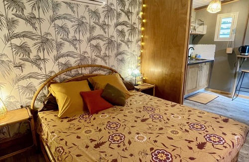 Hauru Apartment | Auti studio, direct access to the beach on Moorea, with A/C -WiFi - Netflix