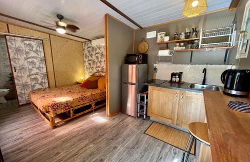 Hauru Apartment | Auti studio direct access to the beach on Moorea with AC -WiFi - Netflix