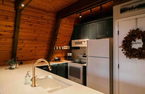 Blairsville Apartment | Autumn A-Frame Mountain Stay | Trails | Downtown
