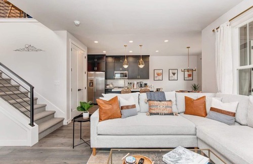 Deer Mountain House | Autumn Bliss - 4BR Townhome w/Hot Tub & Games