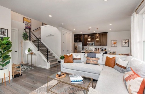 Deer Mountain House | Autumn Bliss - 4BR Townhome w/Hot Tub & Games