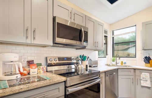East Arlington House | Autumn Deal! Glimmering Jacksonville Getaway~Grill, Mayo & Beach~Sleeps 7