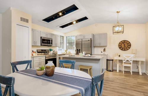 East Arlington House | Autumn Deal! Glimmering Jacksonville Getaway~Grill, Mayo & Beach~Sleeps 7