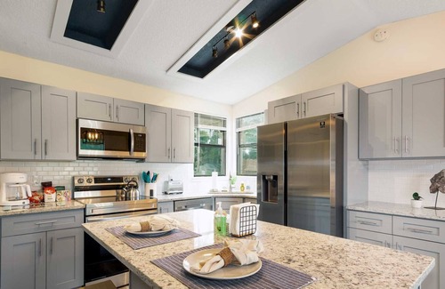 East Arlington House | Autumn Deal! Glimmering Jacksonville Getaway~Grill, Mayo & Beach~Sleeps 7