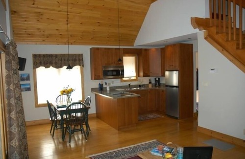 Mount Holly Ski Chalet | Autumn Escape - Chalet Retreat in the Heart of the Mountains. Dog friendly!