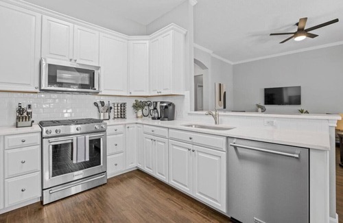 Cedar Park House | 'Autumn Fire' -Hot Tub! Fully Equipped Kitchen!