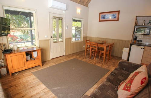 Harrietville Cottage | AUTUMN LEAF COTTAGE 1: Harrietville