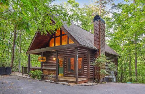 Wears Valley House | Autumn Retreat - 1 mi to GSMNP - Bears, Pool, Hot Tub, King Suite & Loft